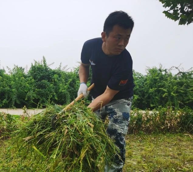 在劳动中把小家融入大家 ——用汗水滋养校园土地