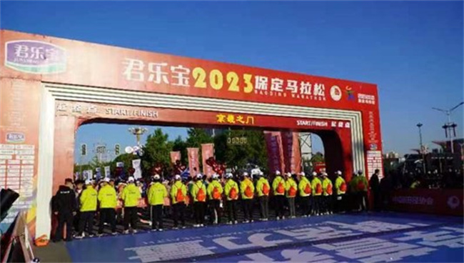 bat365在线官网登录学生圆满完成2023保定马拉松志愿服务工作