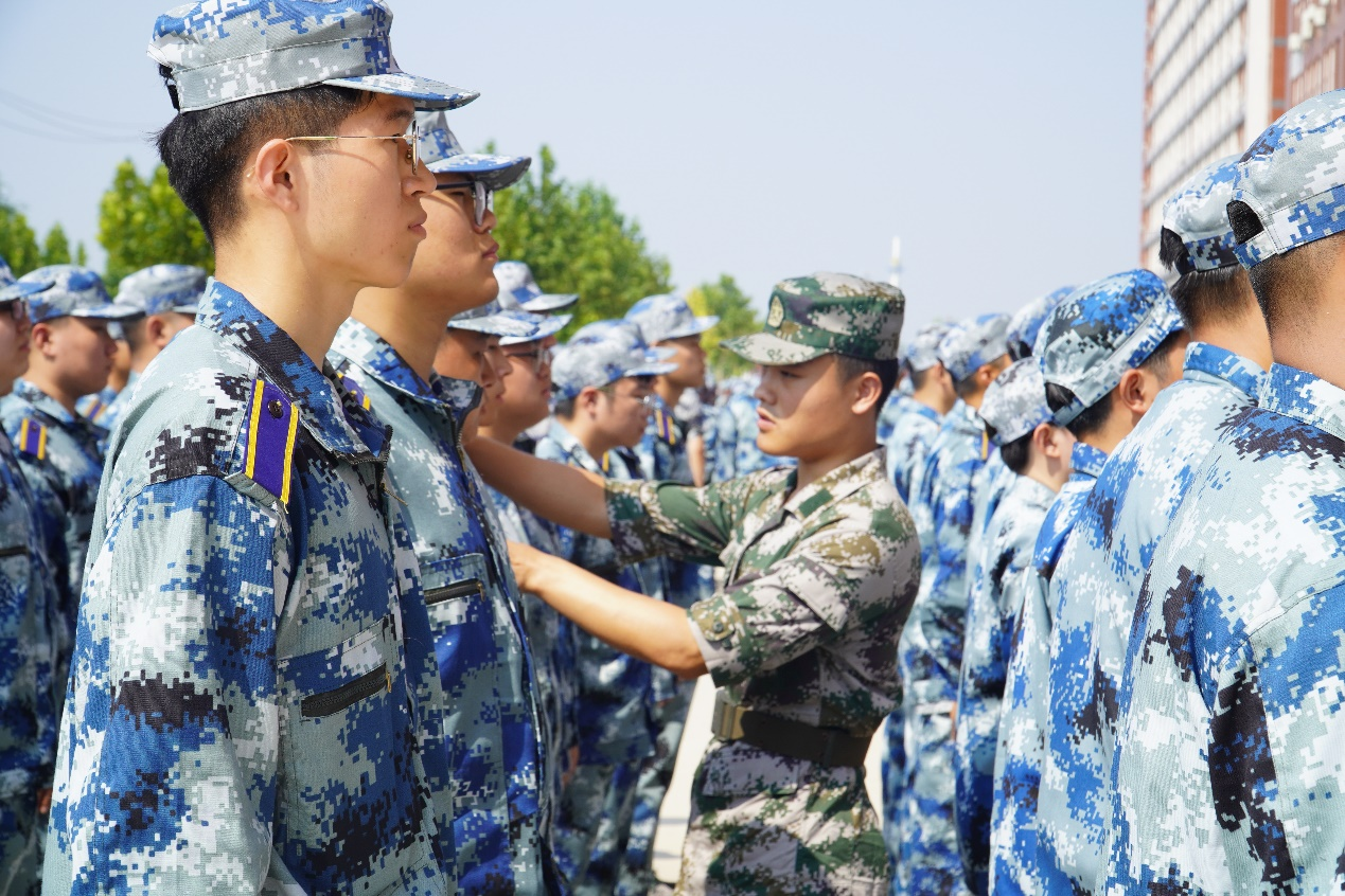 军训简报：军训正当时，青春洒汗水